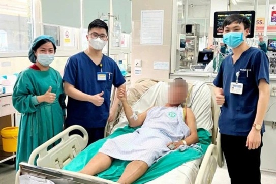 Điện giật ngừng tim dưới hồ cá Koi, bệnh nhân thoát chết nhờ được ép tim - 1