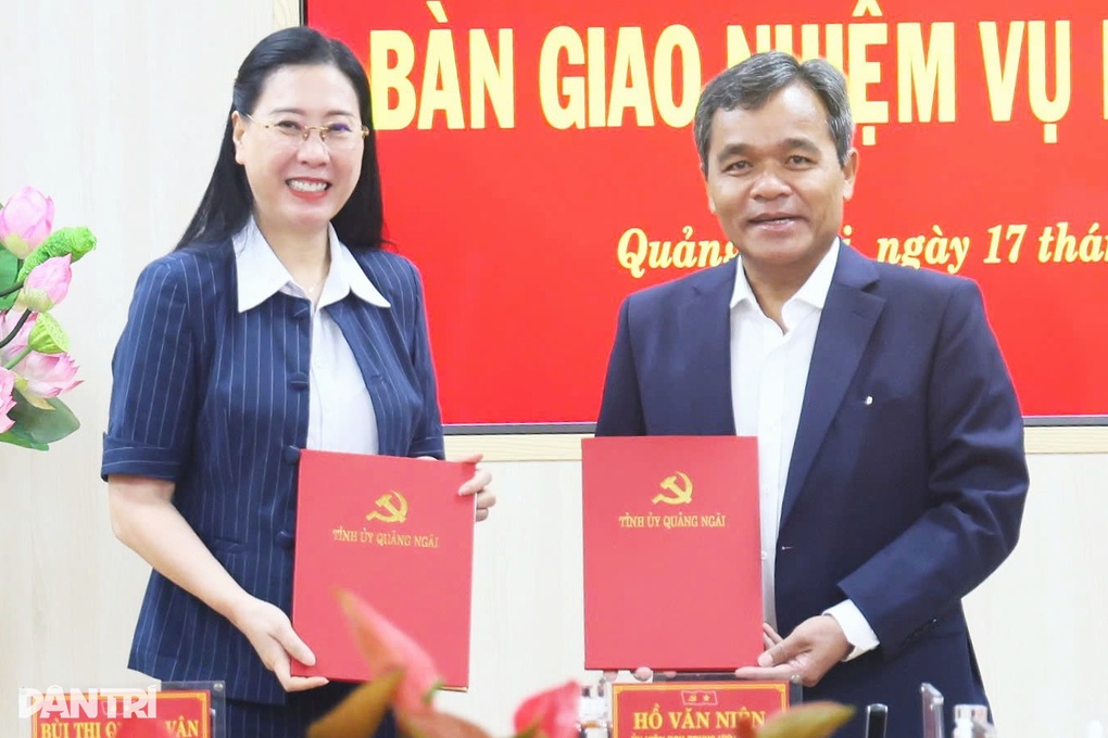 Bàn giao nhiệm vụ Bí thư Tỉnh ủy Quảng Ngãi - 1 Bàn giao nhiệm vụ Bí thư Tỉnh ủy Quảng Ngãi - 1