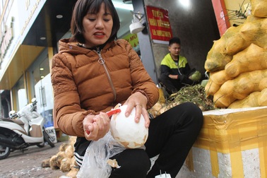 Chị gái chặt dừa mỏi tay, bán 300 kg cùi non mỗi ngày làm mứt Tết