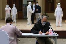 Nhiều người dân xếp hàng xét nghiệm nhanh Covid-19 trong 10 phút ở Hà Nội