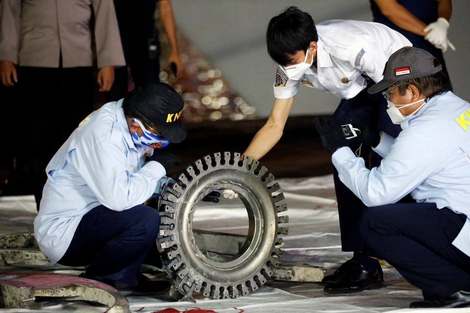Xác định được vị trí hộp đen, Indonesia chạy đua tìm máy bay rơi - 4 Xác định được vị trí hộp đen, Indonesia chạy đua tìm máy bay rơi - 4