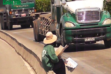 Lao ra trước đầu xe tải để... mưu sinh