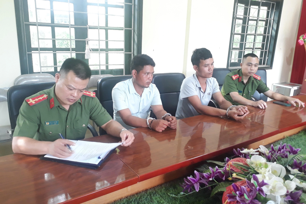 Bắt 2 nam thanh niên chặt phá và đốt rừng phòng hộ - 1 Bắt 2 nam thanh niên chặt phá và đốt rừng phòng hộ - 1