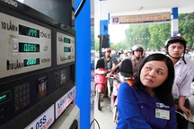 Chưa đủ điều kiện giảm giá xăng dầu