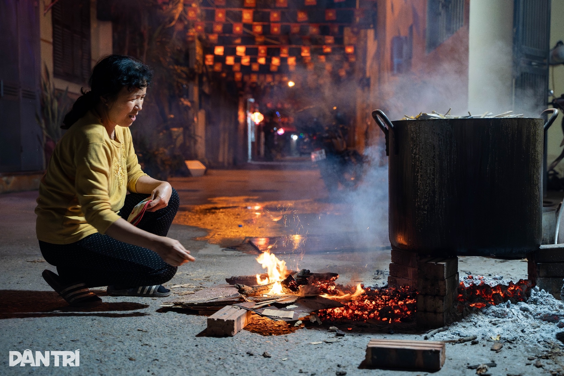 Người Hà Nội quây quần bên bếp củi, đỏ lửa luộc bánh chưng đón Tết - 3 Người Hà Nội quây quần bên bếp củi, đỏ lửa luộc bánh chưng đón Tết - 3