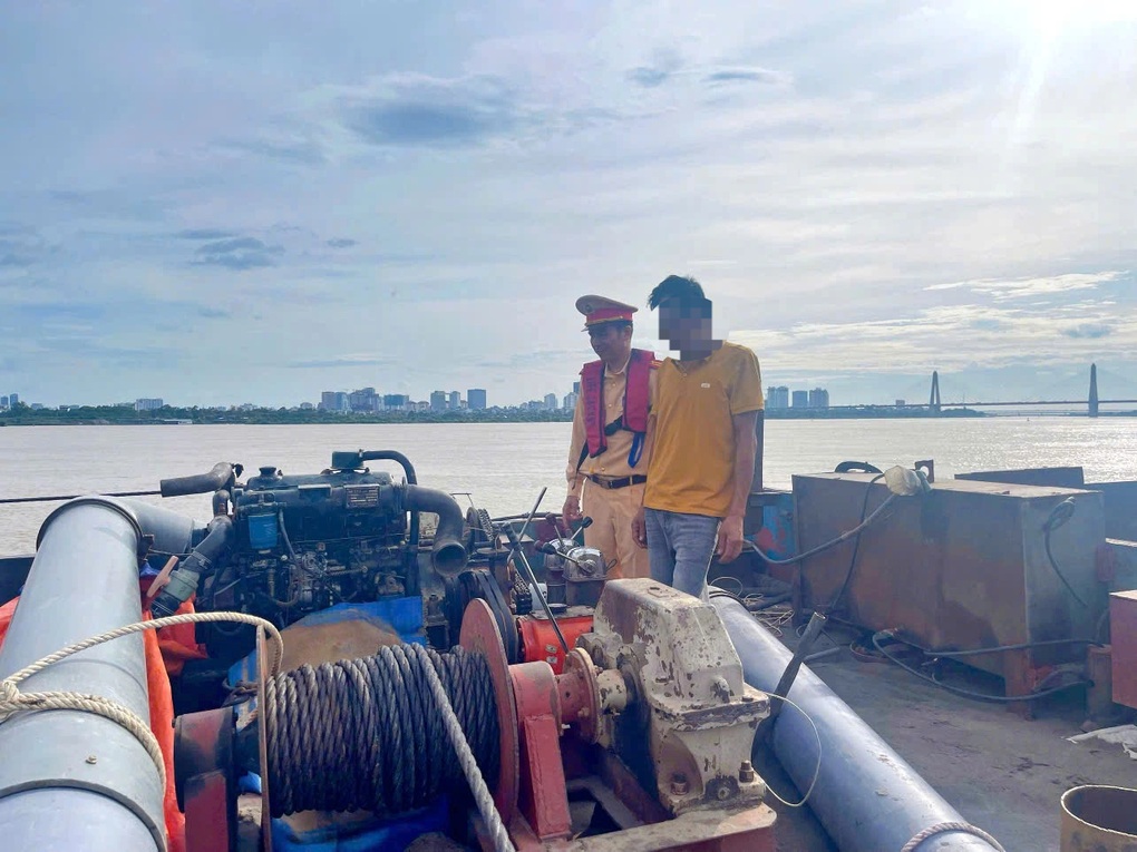 Hà Nội: Bắt giữ tàu hoán cải, hút cát trái phép trên sông Hồng - 2 Hà Nội: Bắt giữ tàu hoán cải, hút cát trái phép trên sông Hồng - 2