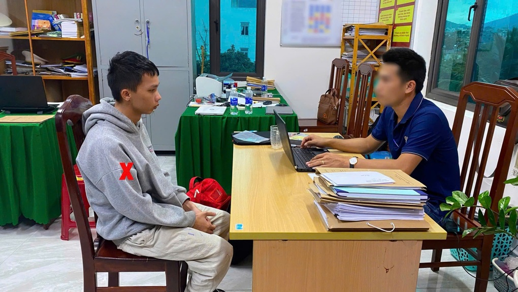 Dụ dỗ, ép nhiều nữ sinh quay video lộ cơ thể, khiêu dâm - 1 Dụ dỗ, ép nhiều nữ sinh quay video lộ cơ thể, khiêu dâm - 1
