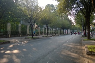 Đường phố vắng lặng, người dân nô nức dâng hương ngày Quốc Giỗ