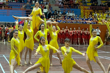 Nữ giáo viên Hà Nội khiêu vũ chuyên nghiệp trong ngày hội thể thao