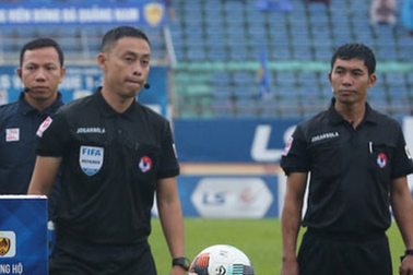 Trọng tài sai sót ở trận Quảng Nam - Nam Định “được” nghỉ làm nhiệm vụ