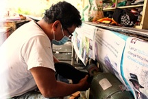 20 năm ngồi vỉa hè sửa chữa, tặng giày dép cho người nghèo