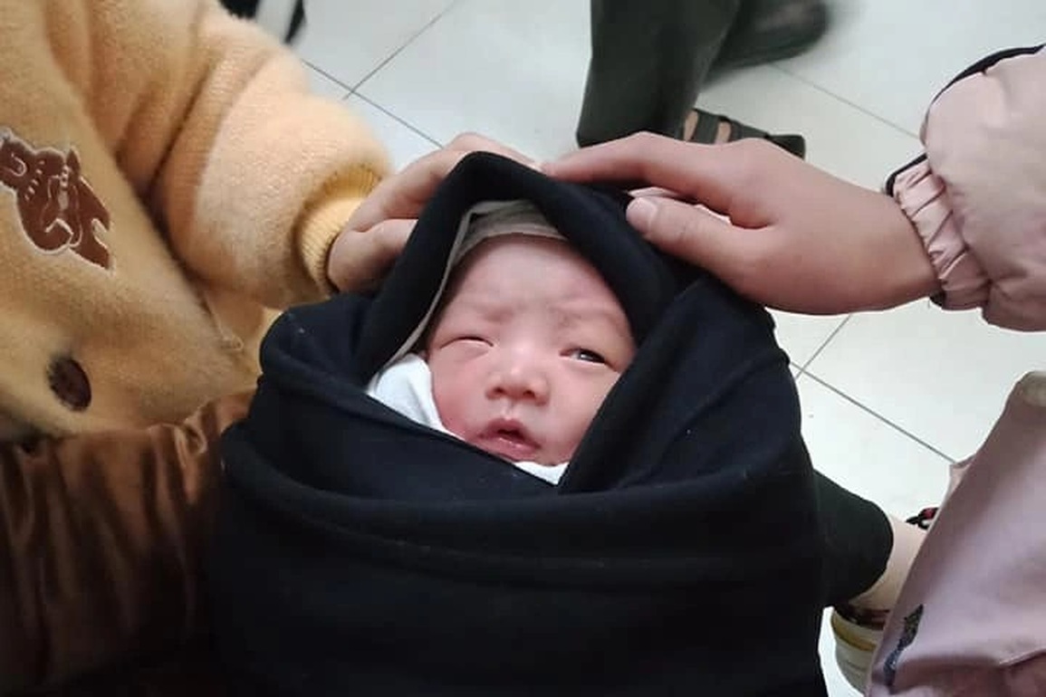 Bé trai nặng 4 kg, khoảng 10 ngày tuổi bị bỏ rơi trước cổng trường học - 1 Bé trai nặng 4 kg, khoảng 10 ngày tuổi bị bỏ rơi trước cổng trường học - 1