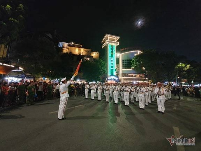 Đại tướng Tô Lâm say sưa hoà cùng dòng người thưởng thức dàn kèn bên Hồ Gươm - Ảnh 24. Đại tướng Tô Lâm say sưa hoà cùng dòng người thưởng thức dàn kèn bên Hồ Gươm - Ảnh 24.