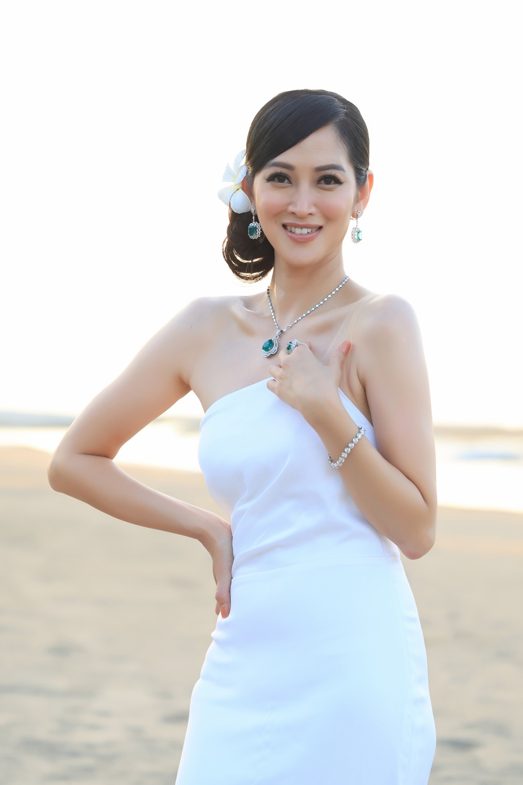 Cựu siêu mẫu Elizabeth Thủy Tiên diện váy đuôi cá, khoe vóc dáng quyến rũ - 2 Cựu siêu mẫu Elizabeth Thủy Tiên diện váy đuôi cá, khoe vóc dáng quyến rũ - 2