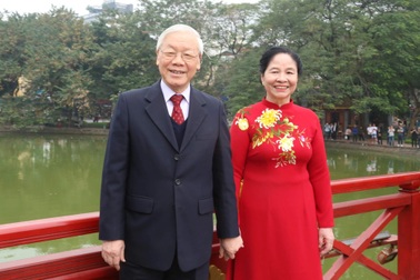 Từ vị Chủ tịch Quốc hội gặt lúa với dân tới Tổng Bí thư nắm tay vợ trên phố