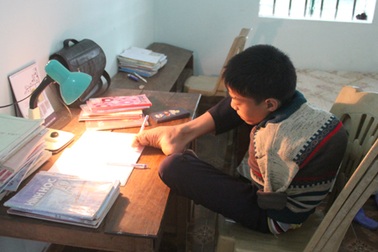 Khâm phục ý chí của cậu bé mồ côi không tay