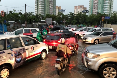 Xe hơi xếp hàng dài vào “khu nhà giàu” vì mưa ngập, kẹt xe