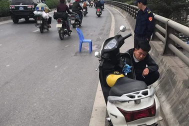 Tạm giữ hình sự tài xế xe bán tải gây tai nạn cho 2 mẹ con rồi bỏ chạy