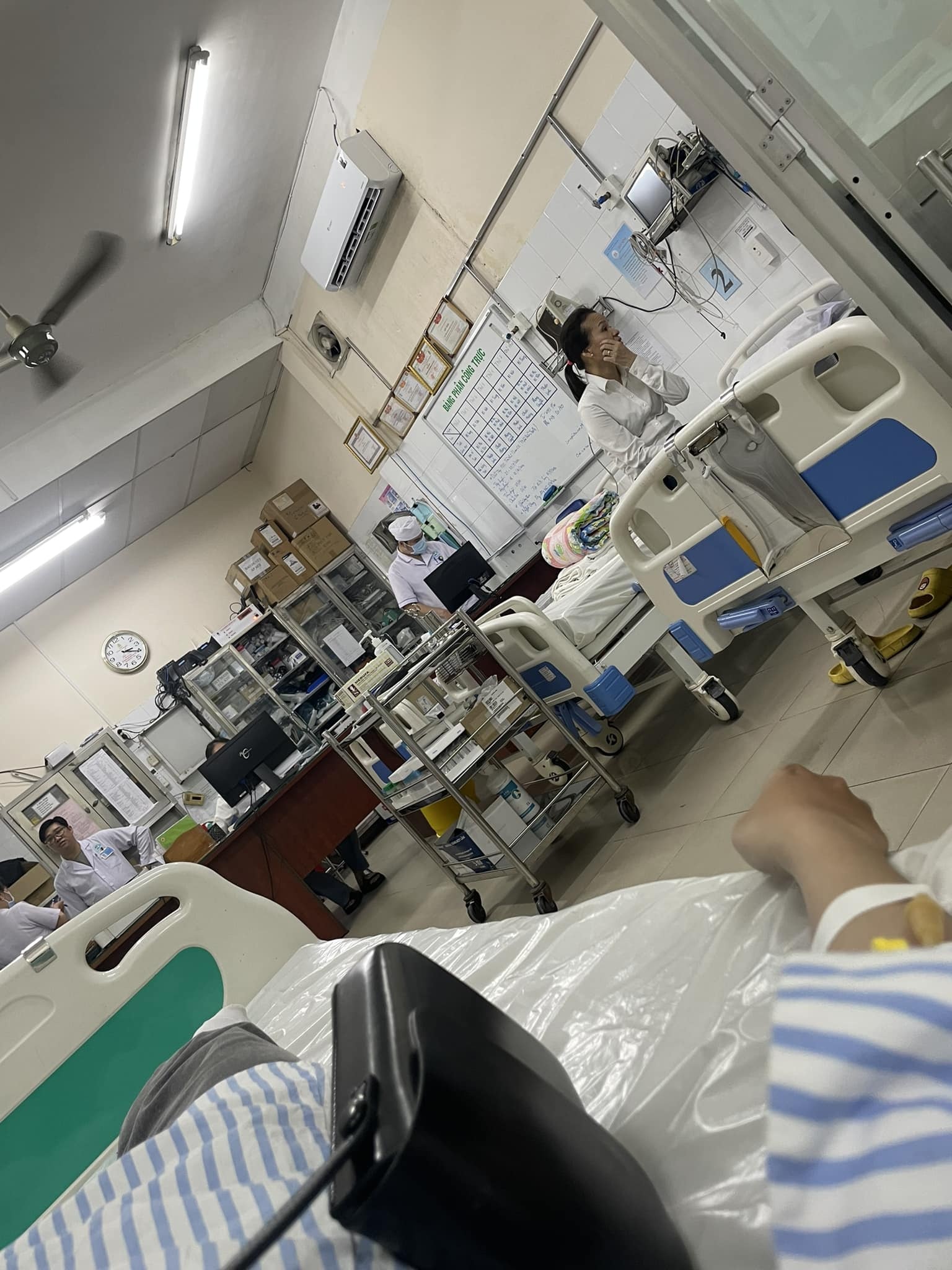 Dívka omdlela uprostřed ulice v Ho Či Minově Městě a nemohla uvěřit jednání cizího člověka - 1 Ngất giữa đường ở TPHCM, cô gái không dám tin hành động của người lạ - 1