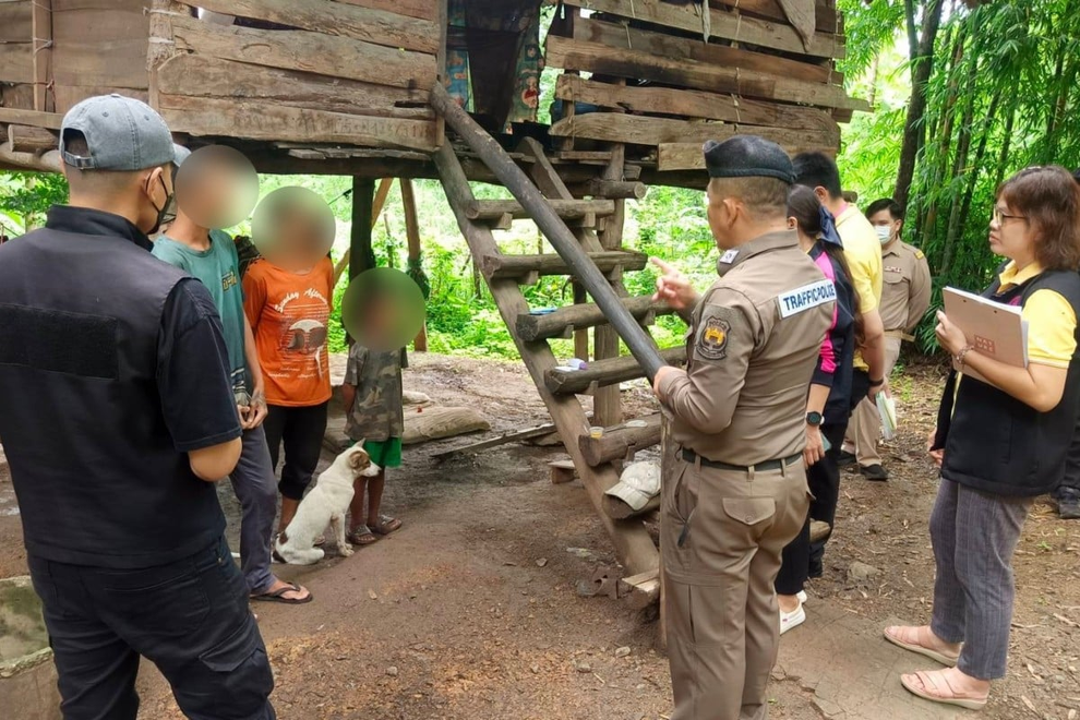 Sống với đàn chó nhiều năm, bé trai bị mẹ bỏ mặc chỉ biết sủa thay vì nói - 1 Sống với đàn chó nhiều năm, bé trai bị mẹ bỏ mặc chỉ biết sủa thay vì nói - 1