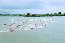 Gần hai  trăm VĐV tham gia Hội bơi vượt sông truyền thống Bạch Đằng