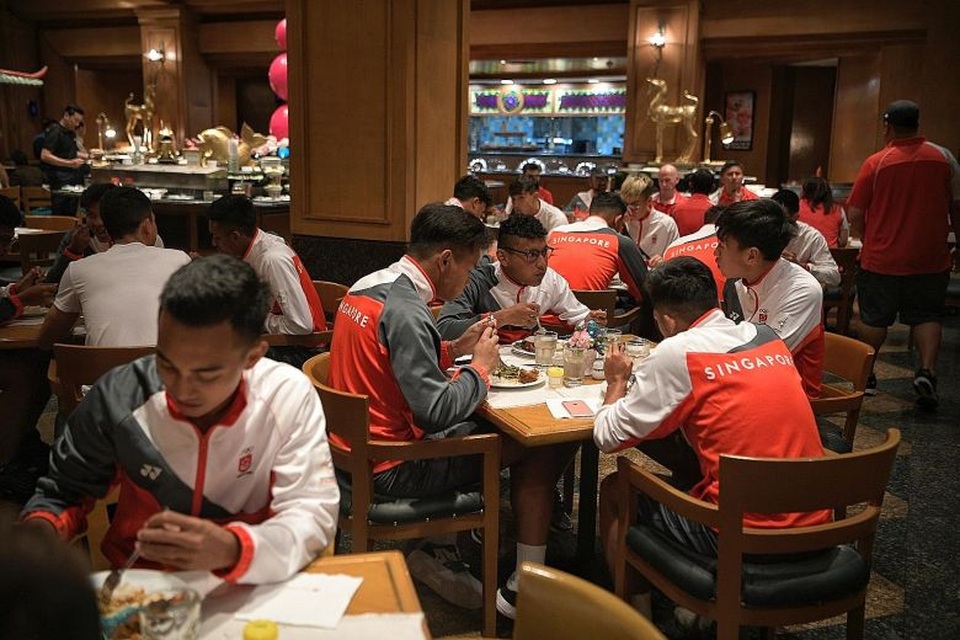 Khẩu phần ăn thiếu, thành viên đoàn Singapore viết thư… xin Ban tổ chức SEA Games - 1 Khẩu phần ăn thiếu, thành viên đoàn Singapore viết thư… xin Ban tổ chức SEA Games - 1