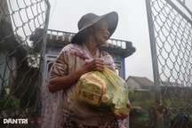 Mẹ già òa khóc khi nhận lương thực giữa biển nước cô lập suốt hai ngày