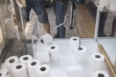 Hài hước: Từ gắp thú bông giờ chuyển sang gắp... giấy vệ sinh