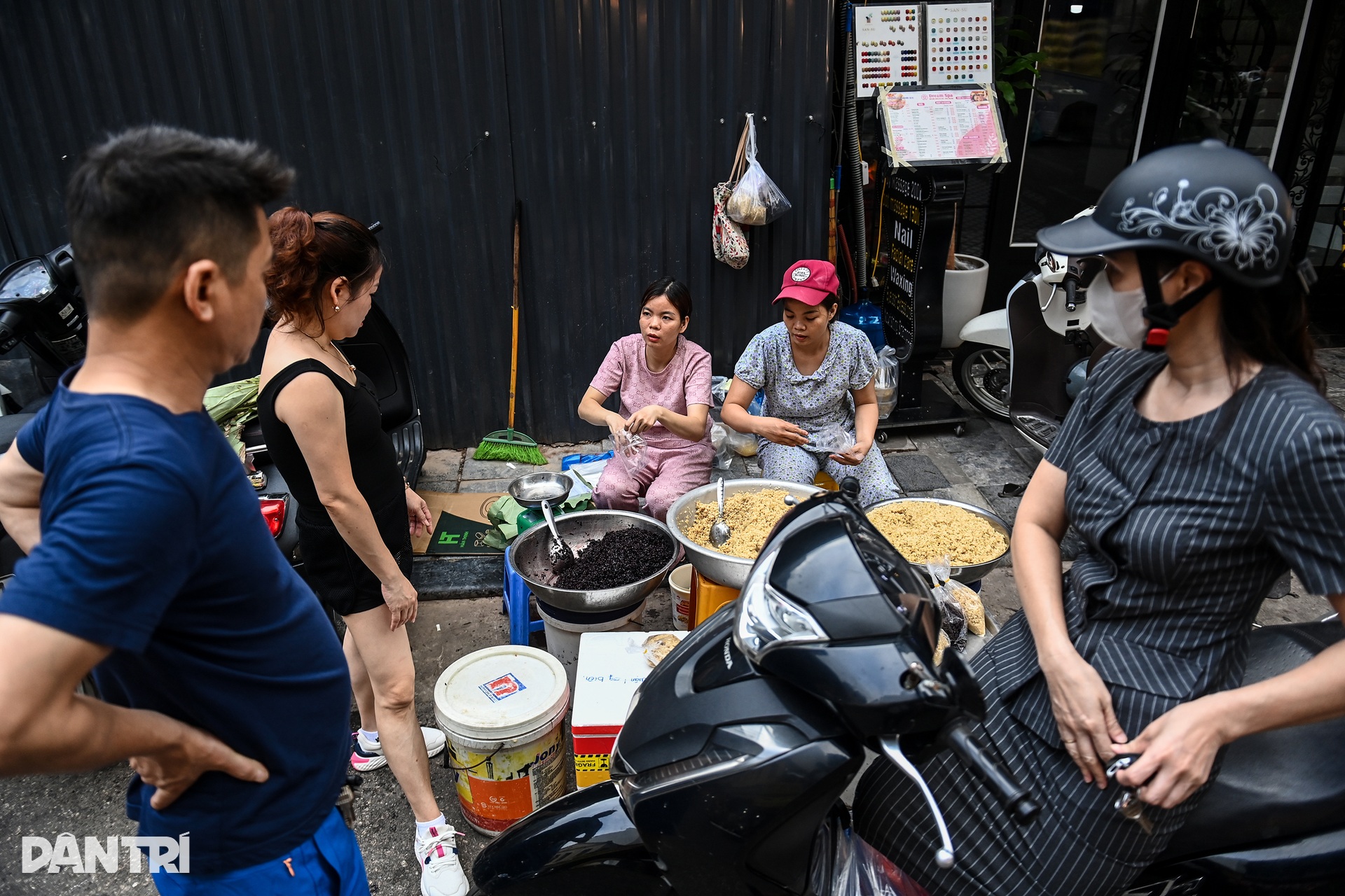Chợ Tết Đoan Ngọ thưa người, shipper giao đồ cúng bở hơi tai - 6 Chợ Tết Đoan Ngọ thưa người, shipper giao đồ cúng bở hơi tai - 6