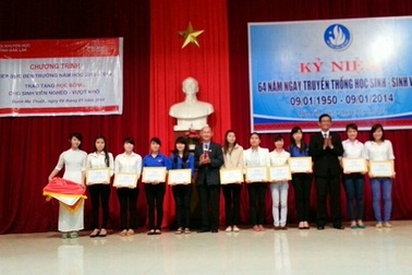 Đắk Lắk: Trao 20 suất học bổng đến sinh viên nghèo hiếu học