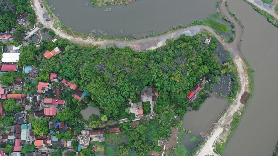 Ninh Bình: Di dời khẩn cấp hàng chục hộ dân khỏi vùng nguy cơ sạt lở núi - 9 Ninh Bình: Di dời khẩn cấp hàng chục hộ dân khỏi vùng nguy cơ sạt lở núi - 9