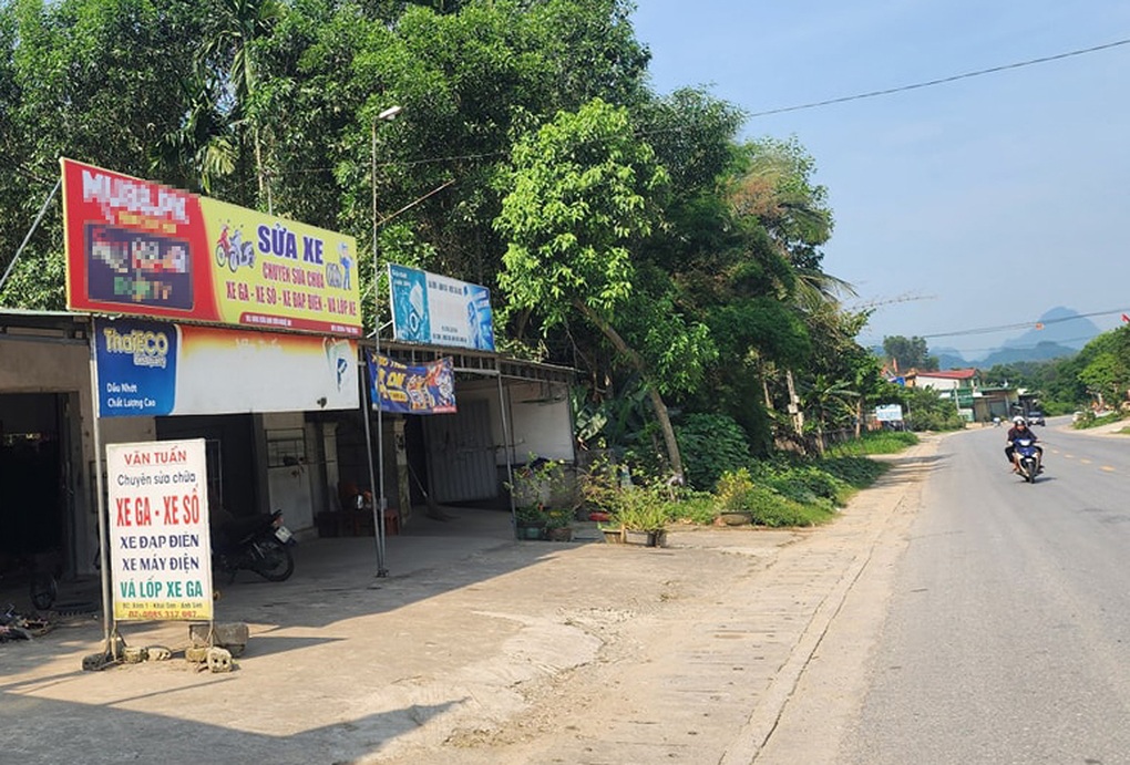 Hàng loạt biển quảng cáo gắn logo lạ xuất hiện trên tuyến quốc lộ 7 - 2 Hàng loạt biển quảng cáo gắn logo lạ xuất hiện trên tuyến quốc lộ 7 - 2