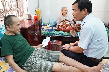 Phó Chủ tịch tỉnh thăm, tặng quà người già neo đơn có công với cách mạng