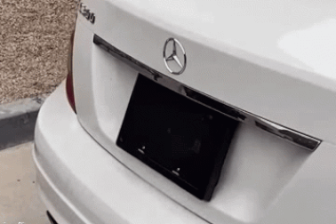 Cảnh sát Mỹ choáng với chiếc Mercedes có thể đổi biển số trong chớp mắt