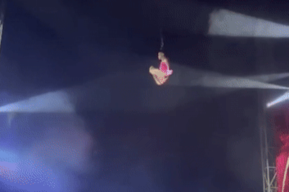 Khán giả hét kinh hoàng vì diễn viên rơi xuống đất khi đu người bằng tóc - 1 Khán giả hét kinh hoàng vì diễn viên rơi xuống đất khi đu người bằng tóc - 1