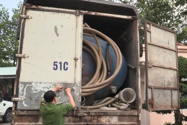 Xe tải đổ trộm chất thải nguy hại xuống cống thoát nước