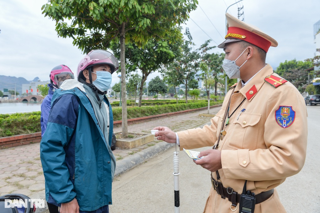 Những câu chuyện dở khóc dở cười của cảnh sát giao thông vùng cao - 1 Những câu chuyện dở khóc dở cười của cảnh sát giao thông vùng cao - 1