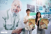 Tham quan triển lãm ảnh Chủ tịch Hồ Chí Minh, nhận phụ san đặc biệt về Bác
