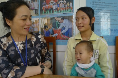 Bé Lý Triệu Hồng Sơn được xuất viện về nhà