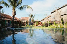 Cặp vợ chồng "bỏ phố về biển", chi 1 tỷ đồng cải tạo nhà cổ 780m2 ở Phú Yên