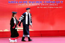 Chuyện chưa biết về nữ cử nhân bại não được Hiệu trưởng dắt tay, trao bằng