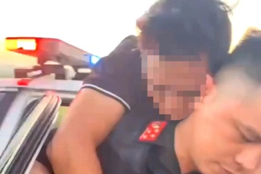 Tài xế đột quỵ trên cao tốc được CSGT đưa đi cấp cứu kịp thời