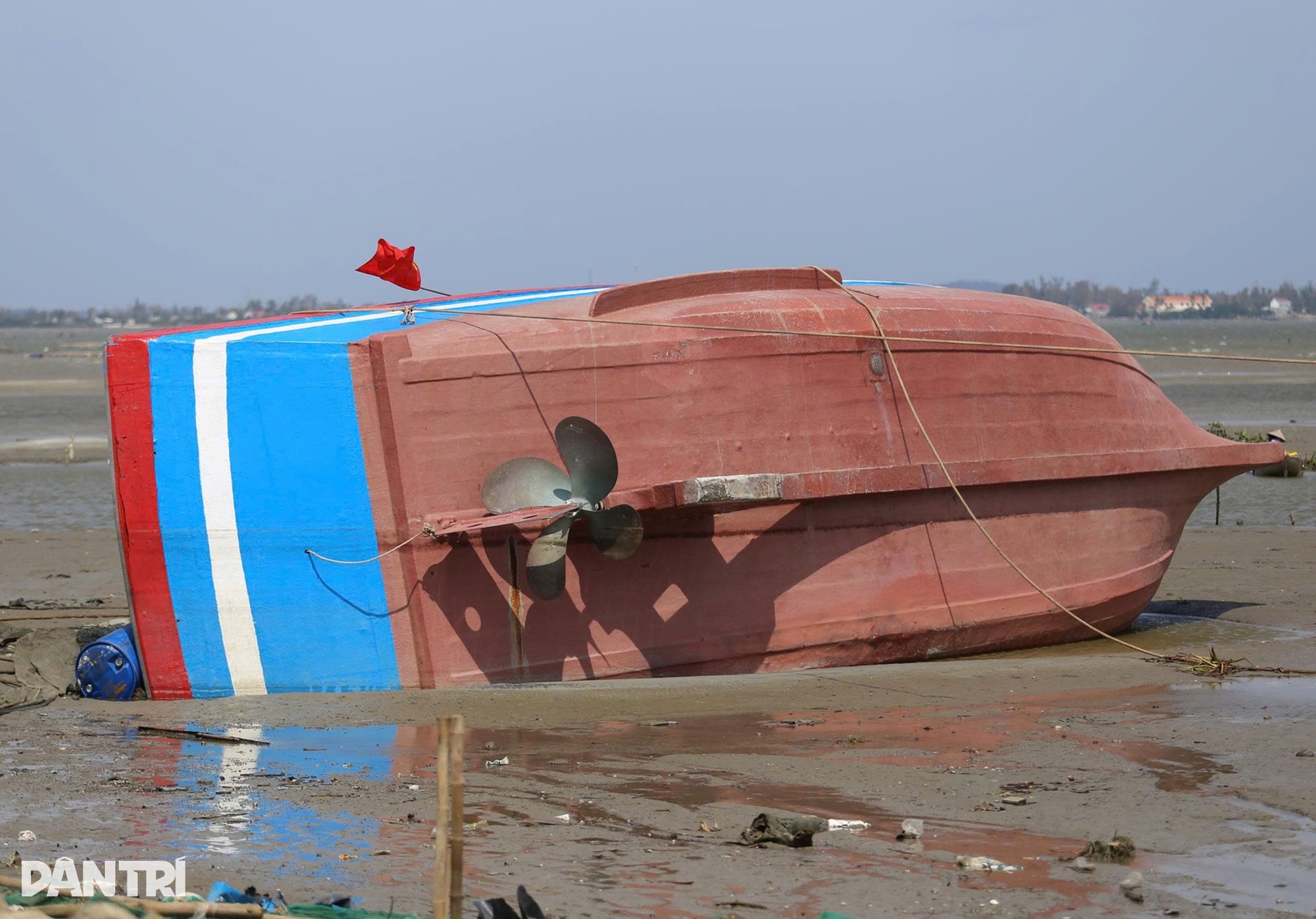 Ngư dân hối hả cứu tàu sau bão Kalmaegi: Thà mất tay còn hơn mất tàu - 10