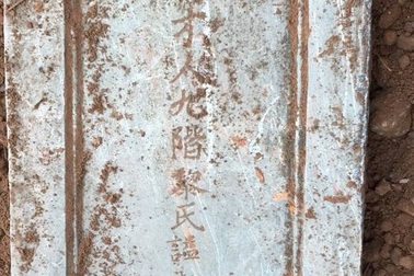 Tìm thấy bia đá vợ vua Nguyễn cấp thứ 9 tại khu vực dự án bãi đỗ xe