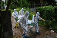 Myanmar bùng dịch, người thu gom thi thể làm việc không ngừng nghỉ