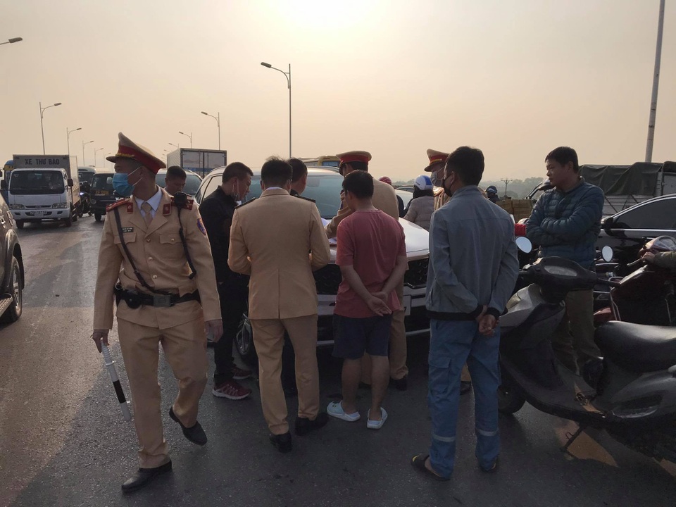 5 ô tô tông nhau trên cầu Vĩnh Tuy, giao thông tê liệt - 6 5 ô tô tông nhau trên cầu Vĩnh Tuy, giao thông tê liệt - 6