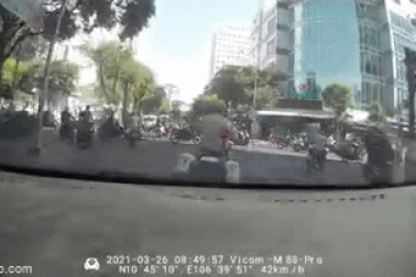 Khen thưởng 2 CSGT hú còi mở đường cho taxi chở sản phụ đẻ rớt