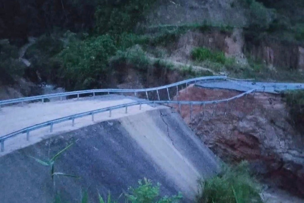 Mưa lũ cuốn trôi một đoạn quốc lộ ở Hà Giang - 2 Mưa lũ cuốn trôi một đoạn quốc lộ ở Hà Giang - 2