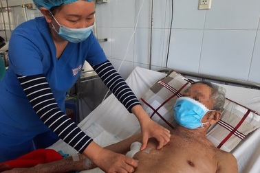 Lấy thành công đầu đạn nằm trong phổi cụ ông hơn 60 năm