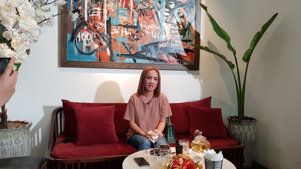 Cô Xuyến Hoàng Yến dán băng chằng chịt sau khi tố chồng cũ đấm gãy mũi - 3 Cô Xuyến Hoàng Yến dán băng chằng chịt sau khi tố chồng cũ đấm gãy mũi - 3